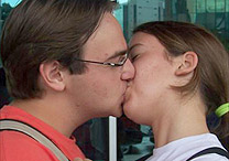 Thiago e Giovana comemoram fim da maratona com um beijo