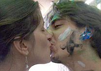 Fernando Cardozo, aprovado em economia, beija a namorada